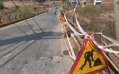 Gia Lai: Truy tìm ô tô đâm hỏng lan can cầu rồi rời đi