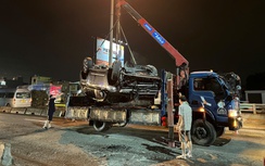 Ô tô 7 chỗ tông dải phân cách rồi lật ngửa trên xa lộ Hà Nội