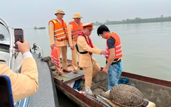CSGT trao áo phao cho dân chài mưu sinh trên sông Hồng