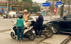 Hà Nội: Hàng chục tài xế ô tô, xe máy vượt rào chắn đường sắt bị xử phạt nghiêm