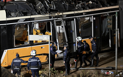 Tàu điện trật bánh, đâm vào toà nhà tại Milan khiến 40 người thương vong