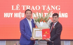 Trao Huy hiệu 30 năm tuổi Đảng cho Phó Bí thư chuyên trách Đảng ủy Bộ Xây dựng