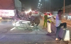 Ô tô 4 chỗ va vào dải phân cách rồi lật ngửa, 3 người may mắn thoát chết