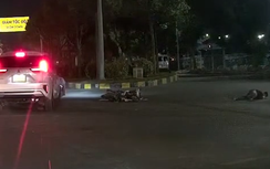 Vượt đèn đỏ, tài xế xe máy va chạm ô tô, nằm bất động