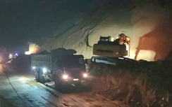 Thi công xuyên đêm những ngày cận Tết trên tuyến đường kết nối Lào Cai - Lai Châu