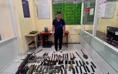 TP.HCM: Bắt đối tượng tàng trữ, mua bán trái phép số lượng lớn vũ khí 