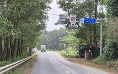 Xe chở quặng gia tăng trên QL49, Huế tính phương án cấm xe tải trên 4 trục