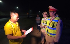 CSGT Lào Cai siết an toàn giao thông xe khách dịp cuối năm trên QL4D