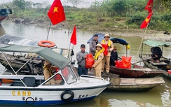 Hưng Yên: Tuyên truyền pháp luật đường thủy, trao quà Tết tại mô hình “Làng chài bình yên”