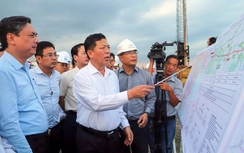 Bộ trưởng Trần Hồng Minh kiểm tra thi công hạng mục bổ sung cao tốc Mỹ Thuận - Cần Thơ