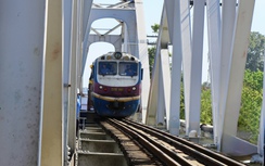 Tàu hàng đầu tiên qua cầu Ghềnh, đường sắt Bắc - Nam thông tuyến trở lại