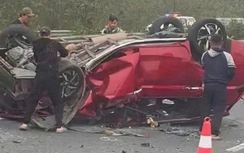 Bản tin TNGT 11/3: Ô tô con lật sau va chạm xe container