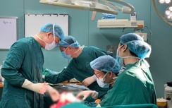 Người đàn ông suýt mất chân vì đắp lá chữa bỏng lửa