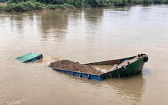 Sông Hóa tê liệt giao thông do phương tiện gãy gập chắn ngang luồng
