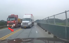 Xe đầu kéo lấn làn, vượt ẩu, ép ô tô khác áp sát hàng rào cao tốc Nội Bài - Lào Cai