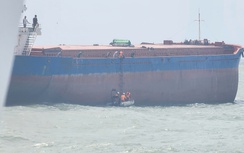 Gần 20 giờ vật lộn sóng dữ, cứu thuyền viên trên tàu bị chìm gần luồng Định An