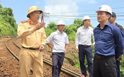 Gấp rút xử lý nguy cơ đá rơi đe dọa đường sắt qua đèo Hải Vân