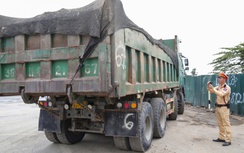 CSGT Hà Nội xử lý nhiều xe tải làm rơi đất thải xuống đường