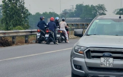 Bắc Ninh: Xe máy ngang nhiên đi ngược chiều, quay đầu trái phép trên QL18