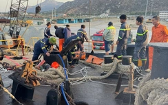 Khánh Hòa: Mắc kẹt trong hầm tàu hàng, 5 người thương vong