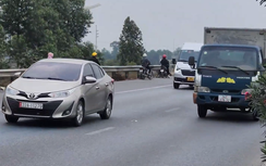 Xe máy đi ngược chiều, quay đầu trái phép trên quốc lộ 18