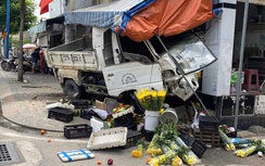 Xe tải chạy ngược chiều bất ngờ lao lên vỉa hè, tông sập sạp trái cây ở TP.HCM
