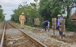 Còn hàng nghìn lối đi tự mở: Áp lực lớn cho mục tiêu an toàn đường sắt