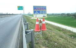 Chóp nón cảnh báo trên cao tốc qua Hà Tĩnh “không cánh mà bay”