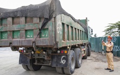 Hà Nội: CSGT xử lý hàng chục xe tải làm rơi bùn đất xuống đường, gây mất an toàn