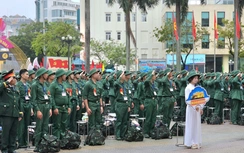 Thanh niên Cố đô Huế hăng hái lên đường nhập ngũ