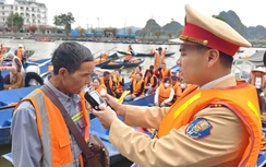 Cảnh sát lên đò kiểm tra nồng độ cồn người lái, đảm bảo an toàn ở lễ hội Chùa Hương