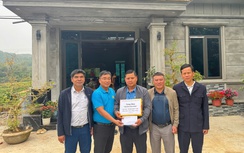 Trao kinh phí hỗ trợ “Mái ấm Công đoàn” cho đoàn viên có hoàn cảnh khó khăn