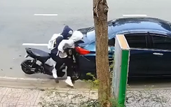 Không nhìn đường, hai cô bé đi xe máy điện tông thẳng ôtô đỗ bên lề