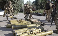 Cấp vũ khí cho Ukraine: NATO bảo muốn, EU nói không