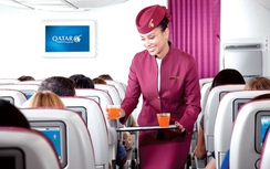 Nữ tiếp viên Qatar Airways bị đuổi việc vì... hôn