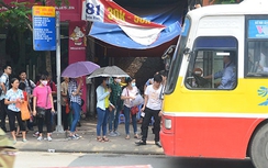 Hành khách đứng chờ xe buýt giữa trời nắng gắt 40 độ
