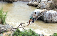 Làm cầu dân sinh xóa bản nghèo bên dòng Đakrông