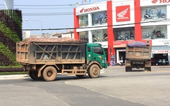 Quảng Nam: Xe cơi thùng vô tư phá đường, hành dân