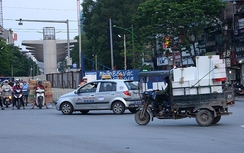 Bị cấm, xe ba bánh vẫn "nghênh ngang" đường phố Hà Nội