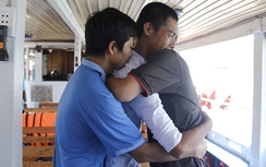 Tàu chìm trên sông Hàn: Nạn nhân và ân nhân ôm nhau khóc