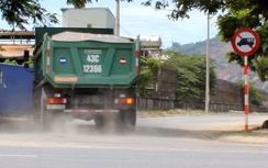 Đà Nẵng: Phớt lờ biển cấm, xe tải trọng lớn ngang nhiên phá đường