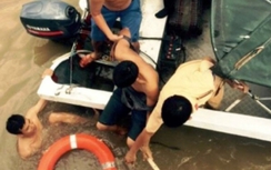 Lao xuống dòng nước dữ cứu 9 ngư dân gặp nạn