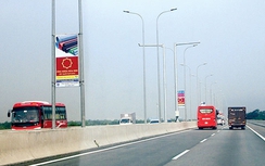 VEC yêu cầu tháo biển quảng cáo trên cao tốc