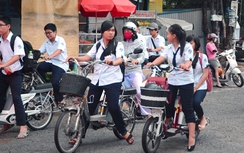 TP.HCM: Học sinh đi xe đạp điện phớt lờ mũ bảo hiểm
