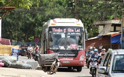 Xe khách ngang nhiên vào phố cấm đón trả khách