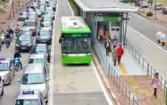 Lắp dải phân cách cứng tại một số nhà chờ tuyến buýt BRT