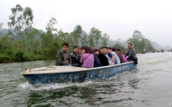 Xuồng máy chở khách chui, “cò” làm giá ở chùa Hương