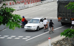 Quảng Nam: Ô tô chạy ngược chiều né trạm thu phí trên QL1