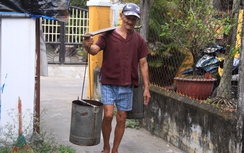 Gánh nước xuyên hai thế kỷ, “lão dị nhân” thành... kỷ lục gia