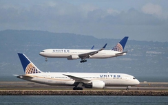 Cấm khách mặc quần bó, United Airlines hứng chỉ trích